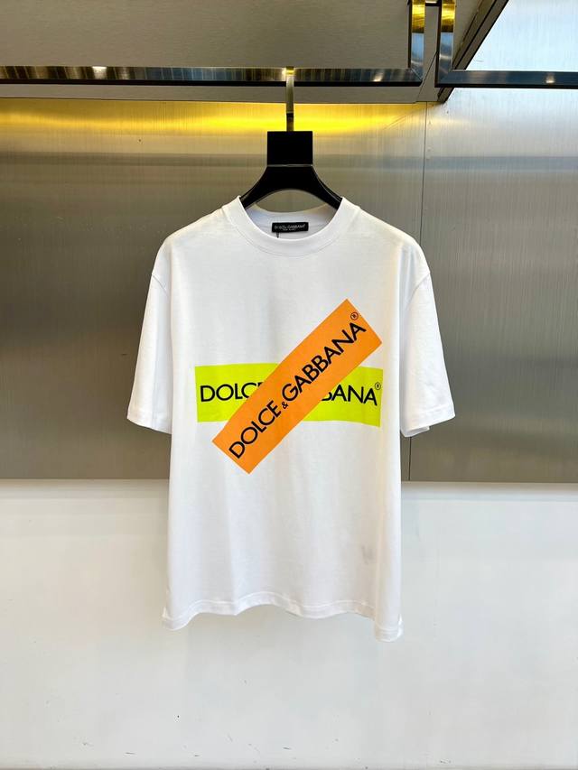 顶级版本 区别通货 2025 Dg 夏季新款 重磅推出双纱纯棉面料短袖 春夏走秀款 个性独家款式 男女同款 采用进口定制定染面料 后领锁链底全包肩 过水不变形不
