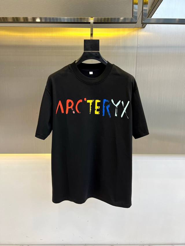 顶级版本 区别通货 2025 Arcteryx 始祖鸟 夏季新款 重磅推出双纱纯棉面料短袖 春夏走秀款 个性独家款式 男女同款 采用进口定制定染面料 后领锁链底
