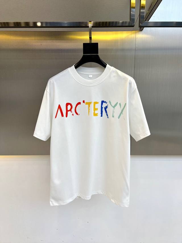 顶级版本 区别通货 2025 Arcteryx 始祖鸟 夏季新款 重磅推出双纱纯棉面料短袖 春夏走秀款 个性独家款式 男女同款 采用进口定制定染面料 后领锁链底