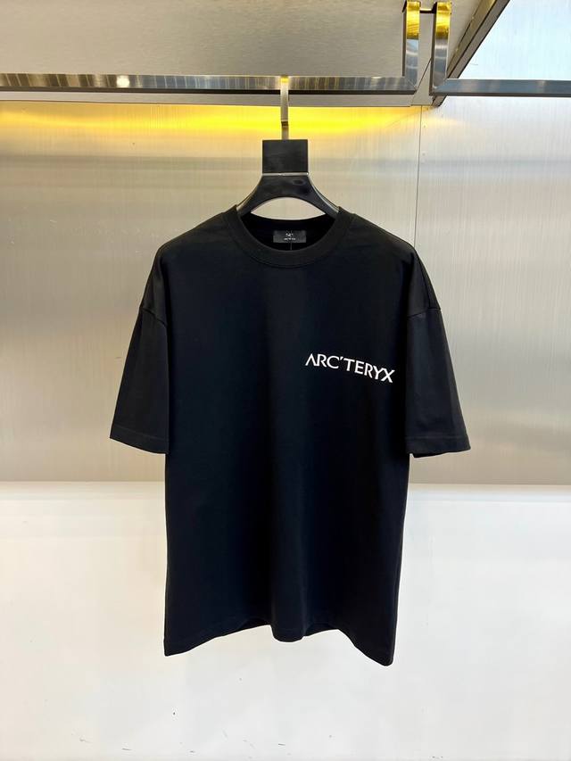 顶级版本 区别通货 2025 Arcteryx 始祖鸟 夏季新款 重磅推出双纱纯棉面料短袖 春夏走秀款 个性独家款式 男女同款 采用进口定制定染面料 后领锁链底