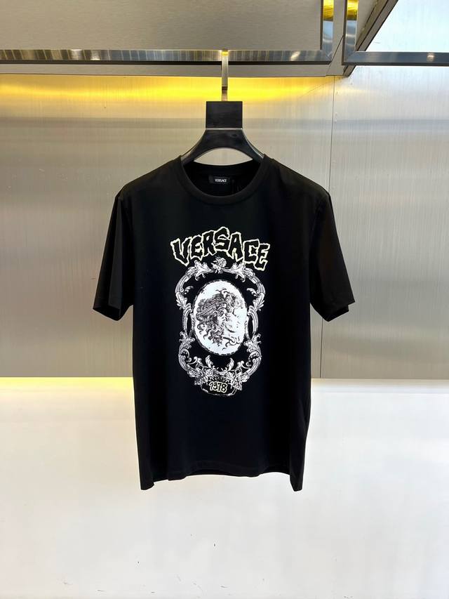 顶级版本 区别通货 2025 Versace 范思哲 夏季新款 重磅推出双纱纯棉面料短袖 春夏走秀款 个性独家款式 男女同款 采用进口定制定染面料 后领锁链底全