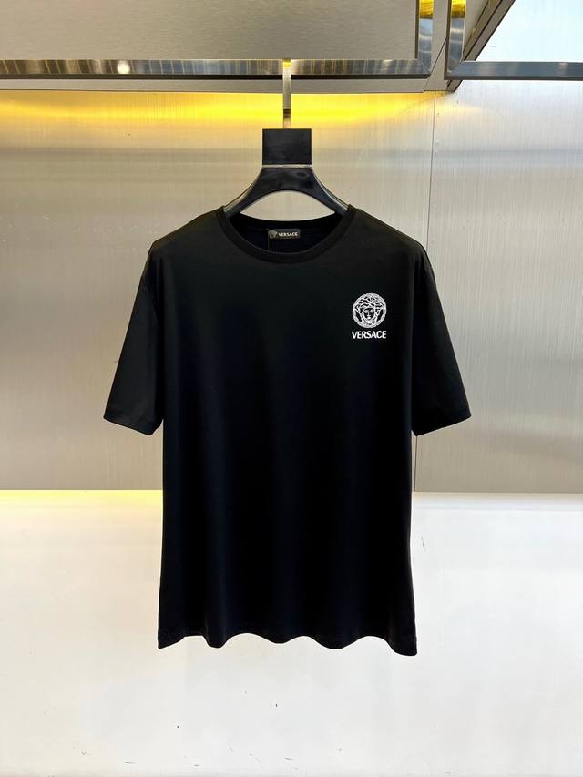 顶级版本 区别通货 2025 Versace 范思哲 夏季新款 重磅推出双纱纯棉面料短袖 春夏走秀款 个性独家款式 男女同款 采用进口定制定染面料 后领锁链底全