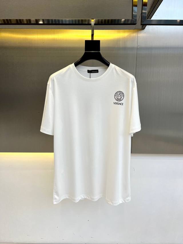 顶级版本 区别通货 2025 Versace 范思哲 夏季新款 重磅推出双纱纯棉面料短袖 春夏走秀款 个性独家款式 男女同款 采用进口定制定染面料 后领锁链底全