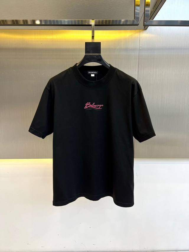 顶级版本 区别通货 2025 Balenciaga 巴黎世家 夏季新款 重磅推出双纱纯棉面料短袖 春夏走秀款 个性独家款式 男女同款 采用进口定制定染面料 后领