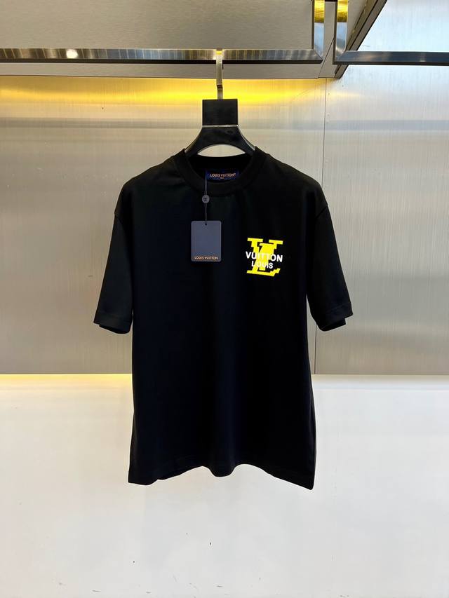 顶级版本 区别通货 2025 Lv 路易威登 夏季新款 重磅推出双纱纯棉面料短袖 春夏走秀款 个性独家款式 男女同款 采用进口定制定染面料 后领锁链底全包肩 过