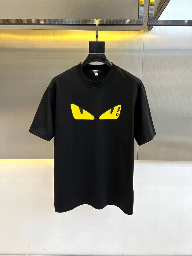 顶级版本 区别通货 2025 Fendi 芬迪 夏季新款 重磅推出双纱纯棉面料短袖 春夏走秀款 个性独家款式 男女同款 采用进口定制定染面料 后领锁链底全包肩