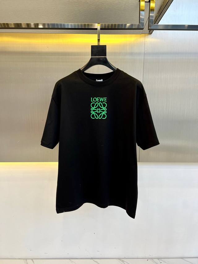 顶级版本 区别通货 2025 Loewe 罗意威 夏季新款 重磅推出双纱纯棉面料短袖 春夏走秀款 个性独家款式 男女同款 采用进口定制定染面料 后领锁链底全包肩