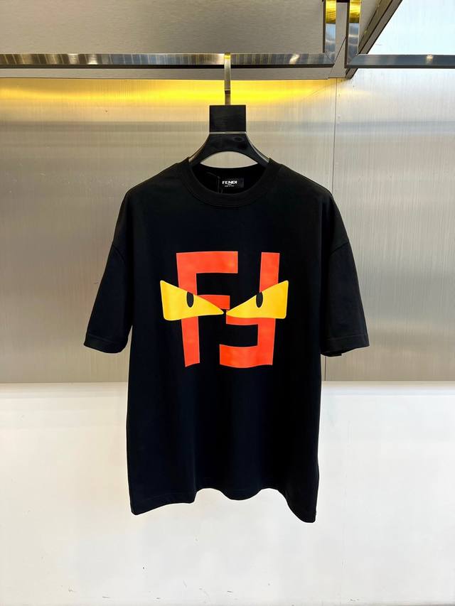 顶级版本 区别通货 2025 Fendi 芬迪 夏季新款 重磅推出双纱纯棉面料短袖 春夏走秀款 个性独家款式 男女同款 采用进口定制定染面料 后领锁链底全包肩