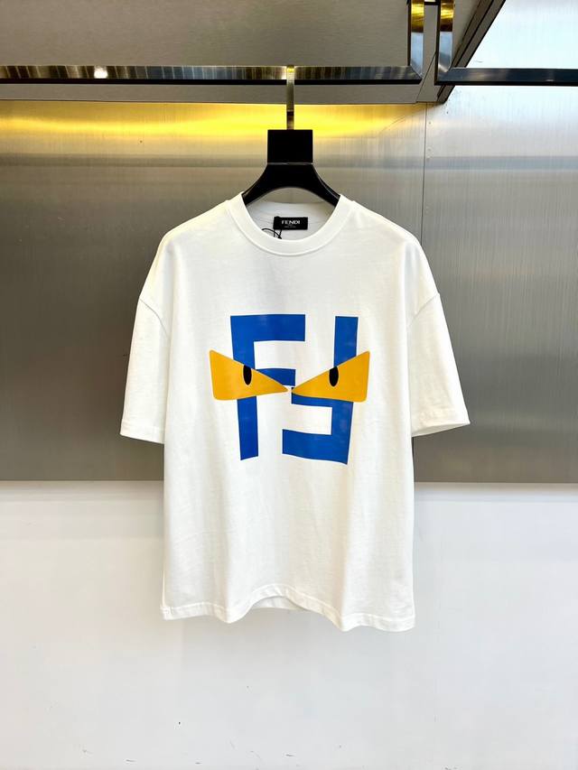 顶级版本 区别通货 2025 Fendi 芬迪 夏季新款 重磅推出双纱纯棉面料短袖 春夏走秀款 个性独家款式 男女同款 采用进口定制定染面料 后领锁链底全包肩