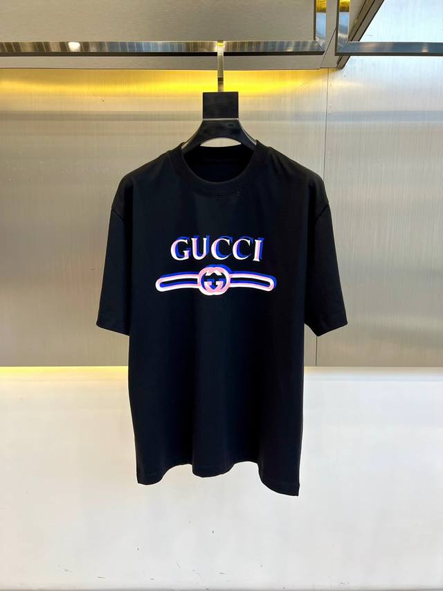 顶级版本 区别通货 2025 Gucci 古奇 夏季新款 重磅推出双纱纯棉面料短袖 春夏走秀款 个性独家款式 男女同款 采用进口定制定染面料 后领锁链底全包肩