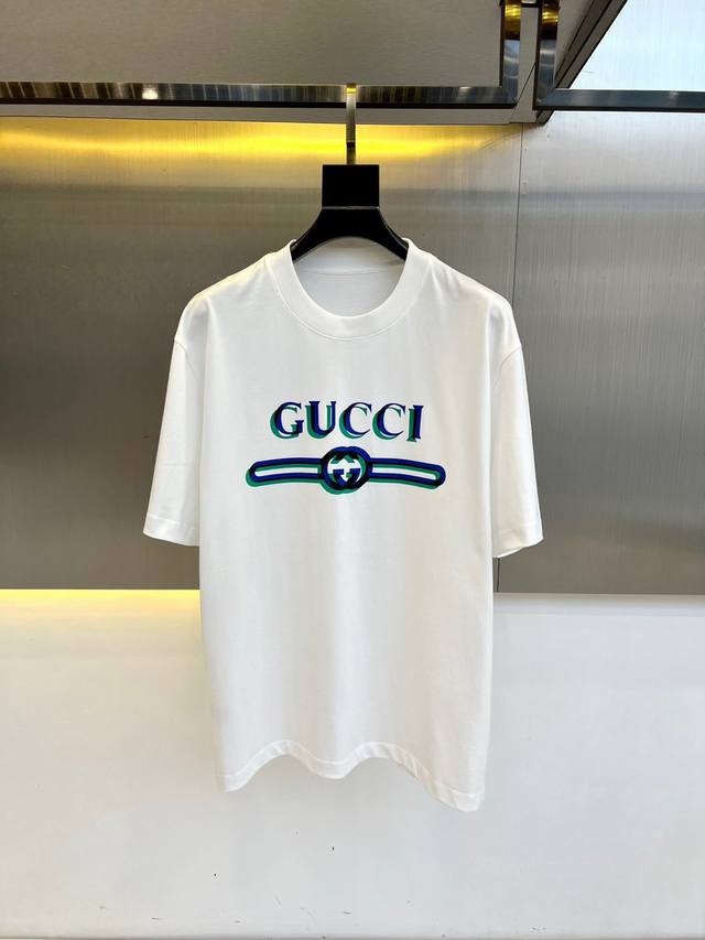 顶级版本 区别通货 2025 Gucci 古奇 夏季新款 重磅推出双纱纯棉面料短袖 春夏走秀款 个性独家款式 男女同款 采用进口定制定染面料 后领锁链底全包肩