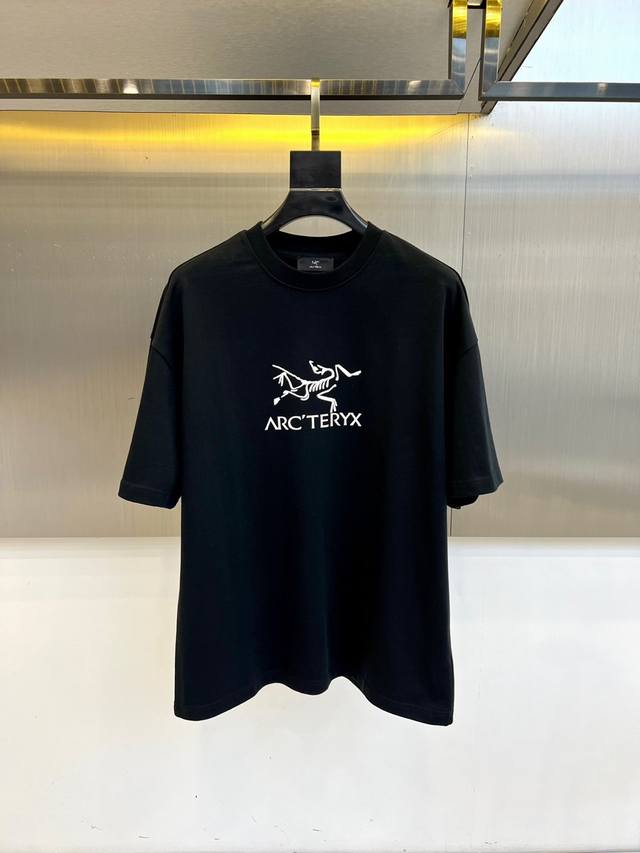 顶级版本 区别通货 2025 Arcteryx 始祖鸟 夏季新款 重磅推出双纱纯棉面料短袖 春夏走秀款 个性独家款式 男女同款 采用进口定制定染面料 后领锁链底
