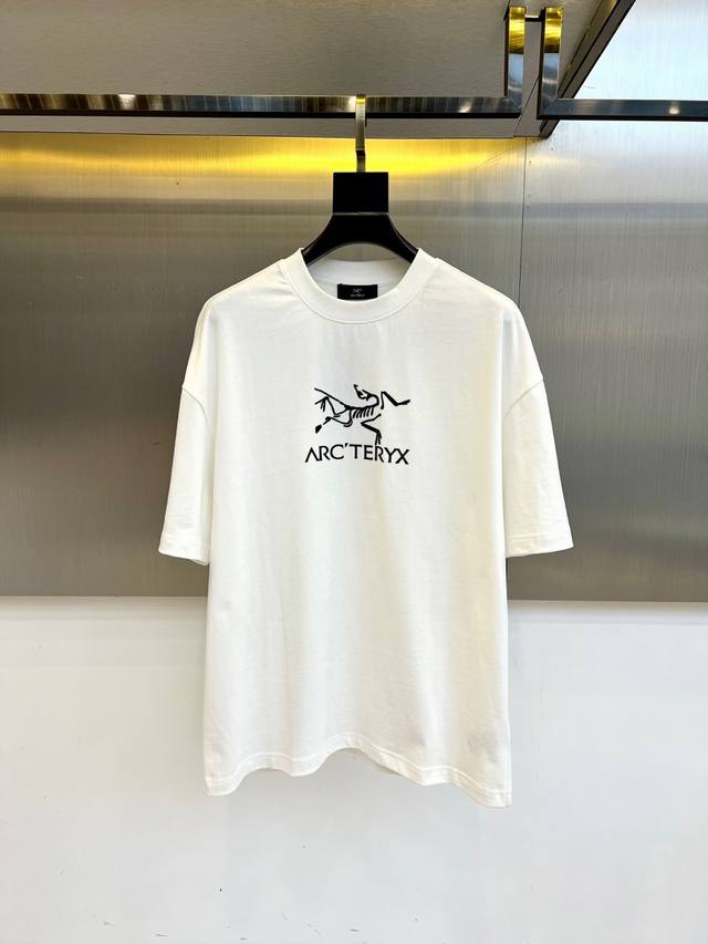 顶级版本 区别通货 2025 Arcteryx 始祖鸟 夏季新款 重磅推出双纱纯棉面料短袖 春夏走秀款 个性独家款式 男女同款 采用进口定制定染面料 后领锁链底
