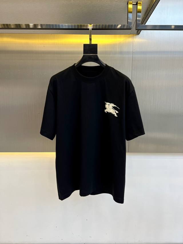 顶级版本 区别通货 2025 Burberry 巴宝莉 夏季新款 重磅推出双纱纯棉面料短袖 春夏走秀款 个性独家款式 男女同款 采用进口定制定染面料 后领锁链底