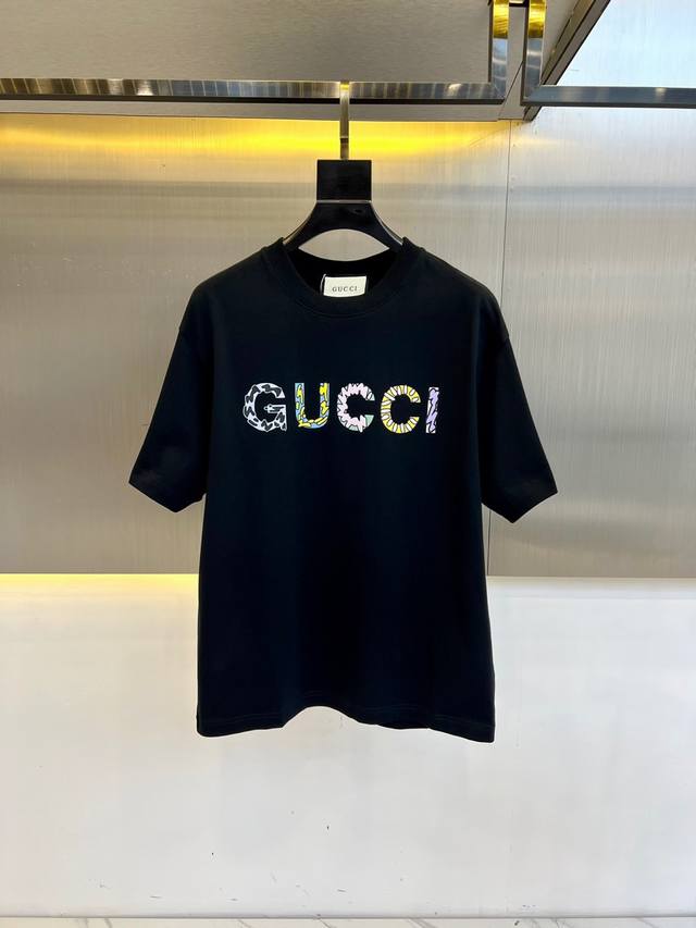 顶级版本 区别通货 2025 Gucci 古奇 夏季新款 重磅推出双纱纯棉面料短袖 春夏走秀款 个性独家款式 男女同款 采用进口定制定染面料 后领锁链底全包肩