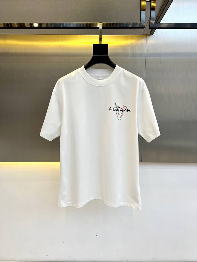 顶级版本 区别通货 2025 Loewe 罗意威 夏季新款 重磅推出双纱纯棉面料短袖 春夏走秀款 个性独家款式 男女同款 采用进口定制定染面料 后领锁链底全包肩
