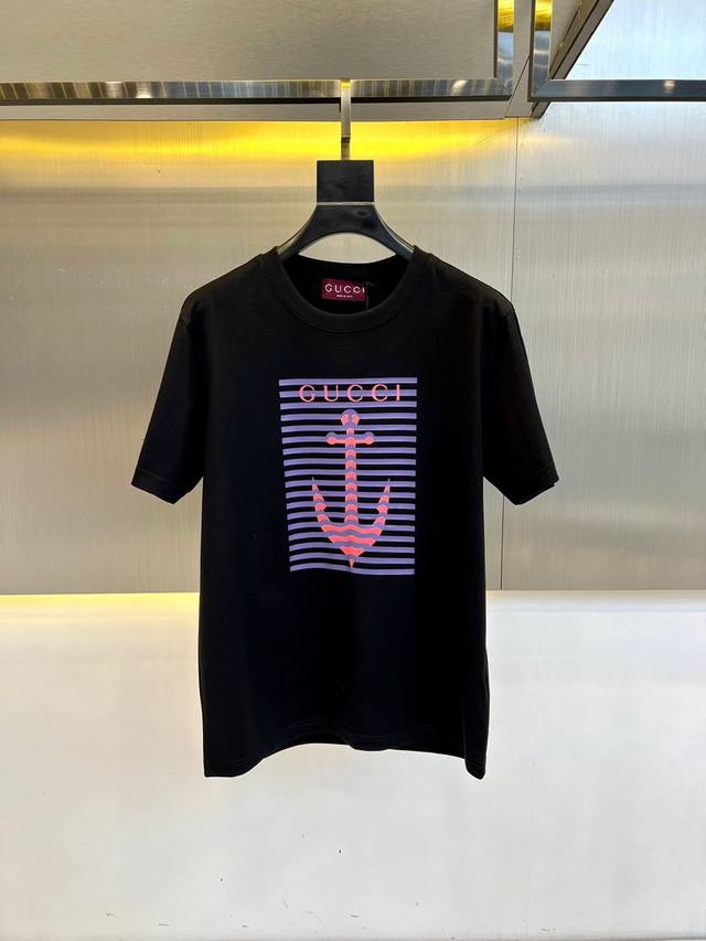 顶级版本 区别通货 2025 Gucci 古驰 夏季新款 重磅推出双纱纯棉面料短袖 春夏走秀款 个性独家款式 男女同款 采用进口定制定染面料 后领锁链底全包肩