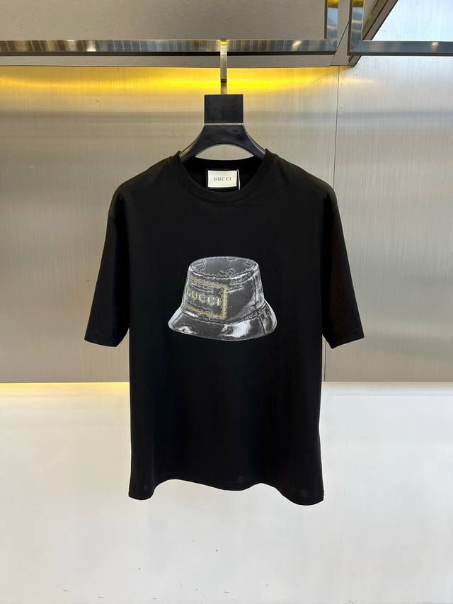 顶级版本 区别通货 2025 Gucci 古奇 夏季新款 重磅推出双纱纯棉面料短袖 春夏走秀款 个性独家款式 男女同款 采用进口定制定染面料 后领锁链底全包肩