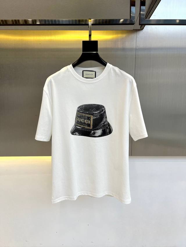 顶级版本 区别通货 2025 Gucci 古奇 夏季新款 重磅推出双纱纯棉面料短袖 春夏走秀款 个性独家款式 男女同款 采用进口定制定染面料 后领锁链底全包肩