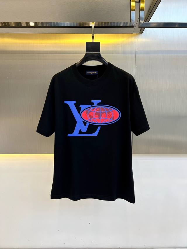 顶级版本 区别通货 2025 Lv 路易威登 夏季新款 重磅推出双纱纯棉面料短袖 春夏走秀款 个性独家款式 男女同款 采用进口定制定染面料 后领锁链底全包肩 过