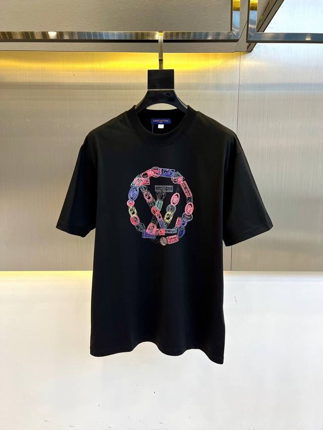 顶级版本 区别通货 2025 Lv 路易威登 夏季新款 重磅推出双纱纯棉面料短袖 春夏走秀款 个性独家款式 男女同款 采用进口定制定染面料 后领锁链底全包肩 过