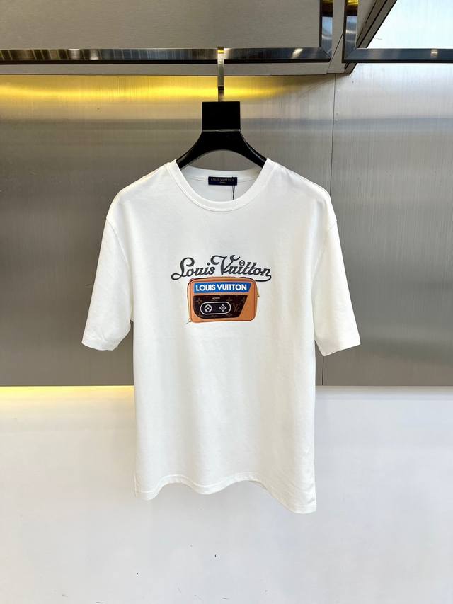 顶级版本 区别通货 2025 Lv 路易威登 夏季新款 重磅推出双纱纯棉面料短袖 春夏走秀款 个性独家款式 男女同款 采用进口定制定染面料 后领锁链底全包肩 过