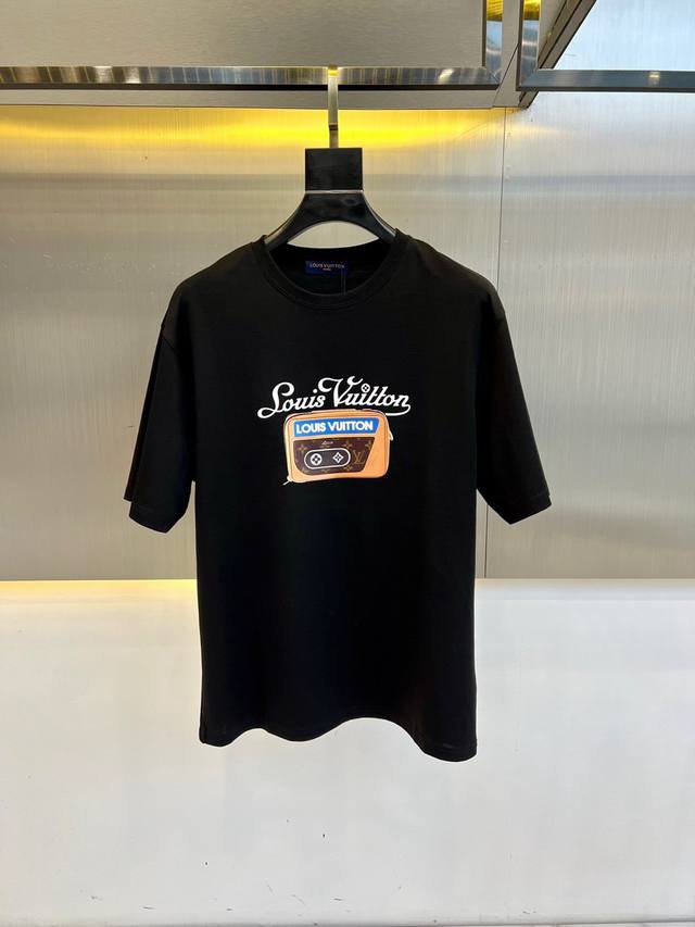 顶级版本 区别通货 2025 Lv 路易威登 夏季新款 重磅推出双纱纯棉面料短袖 春夏走秀款 个性独家款式 男女同款 采用进口定制定染面料 后领锁链底全包肩 过