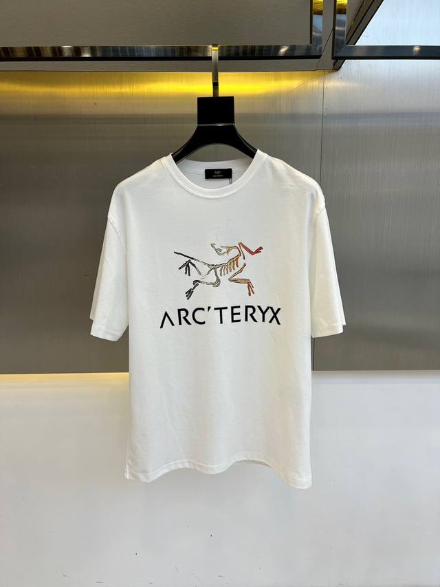 顶级版本 区别通货 2025 Arcteryx 始祖鸟 夏季新款 重磅推出双纱纯棉面料短袖 春夏走秀款 个性独家款式 男女同款 采用进口定制定染面料 后领锁链底