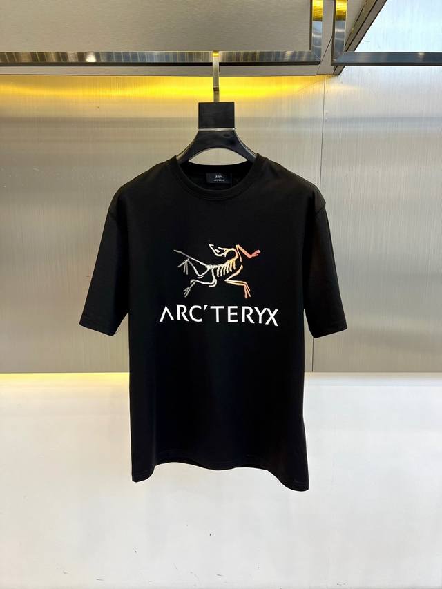 顶级版本 区别通货 2025 Arcteryx 始祖鸟 夏季新款 重磅推出双纱纯棉面料短袖 春夏走秀款 个性独家款式 男女同款 采用进口定制定染面料 后领锁链底