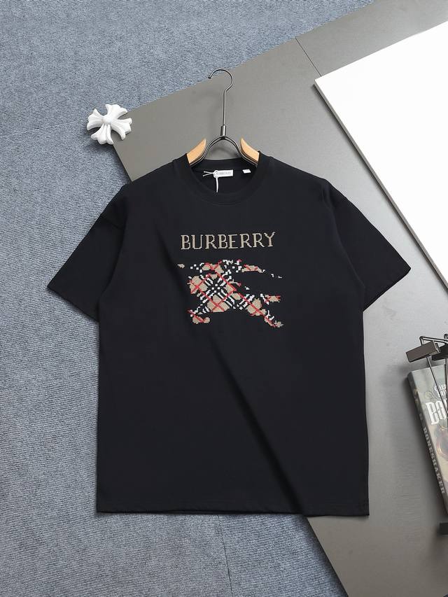 Burberry Bbr 巴宝莉 微宽版型Xs-L 新款独家限定 25年最新最顶级 格纹拼接刺绣字母Logo 精美重工艺 280克洗水面料T恤作为奢侈界的龙头，