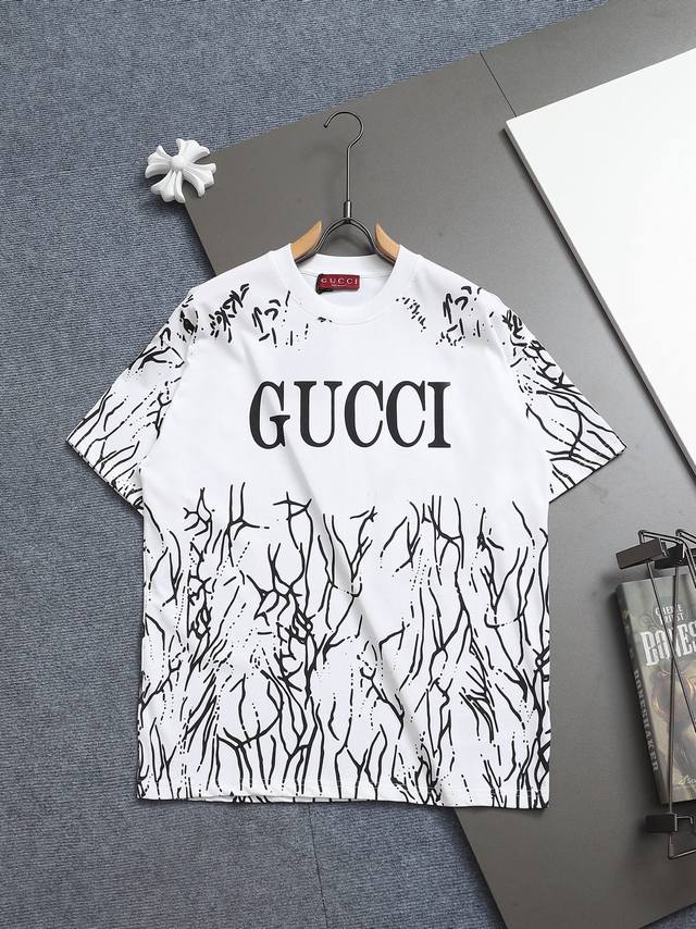 Gucci 25Ss古驰春夏最新款胸口Logo 双G字母印花 圆领时尚短袖T恤，官网同步，专柜纯棉面料！贴肤舒适，耐看又好穿，经典简约Logo设计，原厂工艺一丝