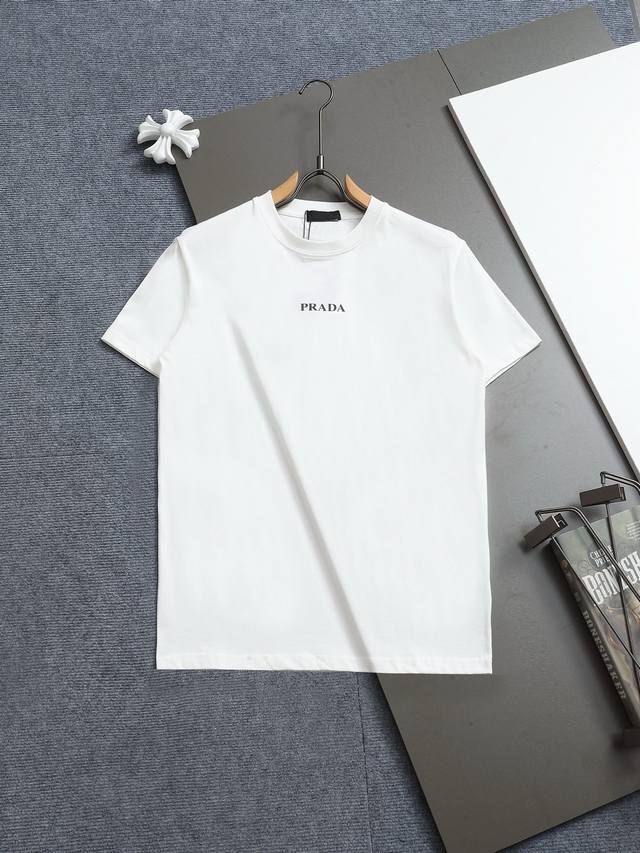 R-9502 普拉达Prada 25新款圆领短袖T恤，定织高克重纯棉面料300克左右，洗水定型处理，不变形不缩水，胸口字母刺绣+袖口金属三角标工艺，做工细致，男