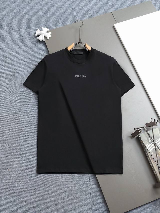 R-9502 普拉达Prada 25新款圆领短袖T恤，定织高克重纯棉面料300克左右，洗水定型处理，不变形不缩水，胸口字母刺绣+袖口金属三角标工艺，做工细致，男