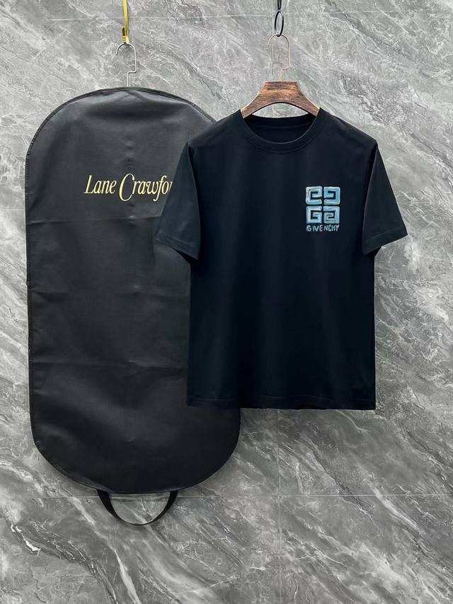 纪梵希# 2025春夏新款首发专柜最新款短袖圆领T恤 高端订制 设计前卫时尚！品牌Logo重工艺设计 高端定制250克新疆长绒棉面料.手感柔软.穿着舒适.专柜级