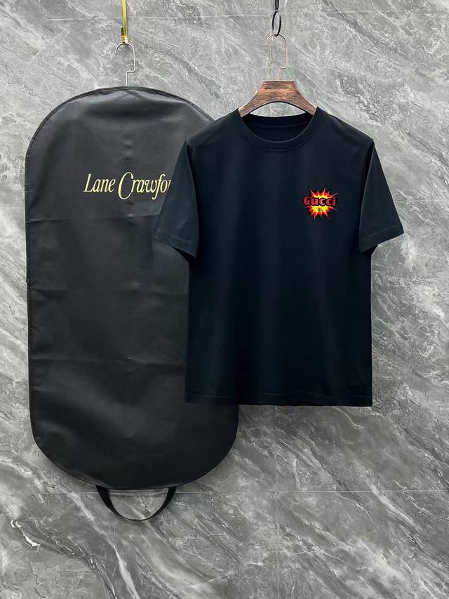 古奇# 2025春夏新款首发专柜最新款短袖圆领T恤 高端订制 设计前卫时尚！品牌Logo重工艺设计 高端定制250克新疆长绒棉面料.手感柔软.穿着舒适.专柜级别
