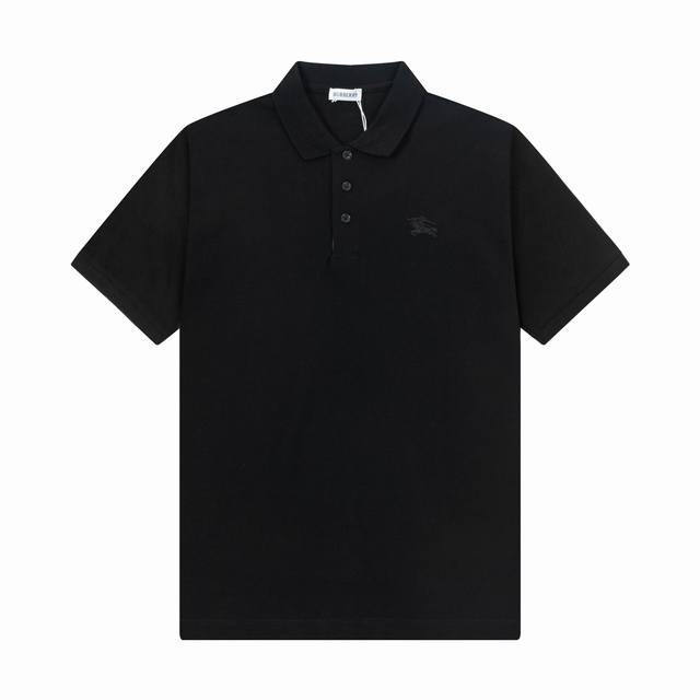 品牌：Burberry 面料：纯棉 克重：250 颜色：白色 蓝色 尺码：M-Xxl 时尚新款 简约设计 经典战马刺绣同色 鱼骨架罗纹领 定制钮扣 门襟各自 L