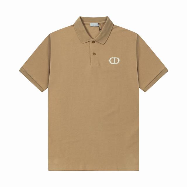 品牌：迪奥 Dior 面料：纯棉丝光珠地 克重：230 颜色：黑色 白色 卡其 尺码：M-Xxl 原版定制1：1细节还原 三标Logo齐全 高端定制 这款 Po