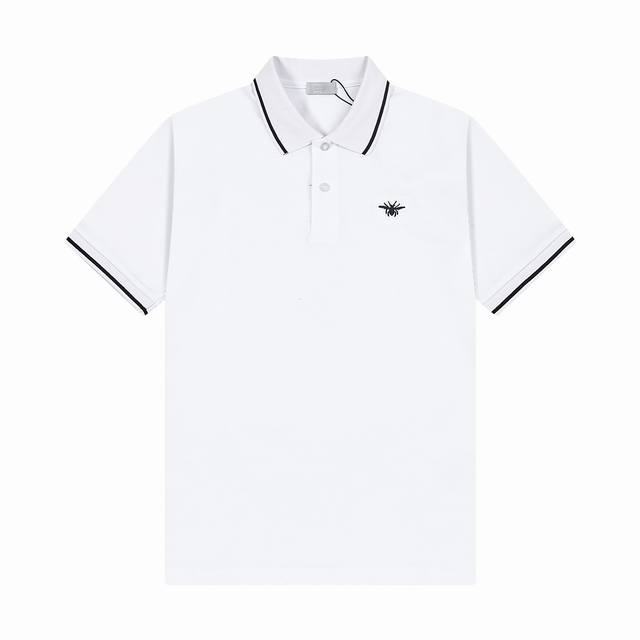 品牌：Dior 面料：纯棉珠地 克重：260 颜色：黑色 白色 尺码：M-Xxl 国际顶级设计师匠心之作 经典款 百年不衰 领口拼接色 这款黑色 Polo 衫胸