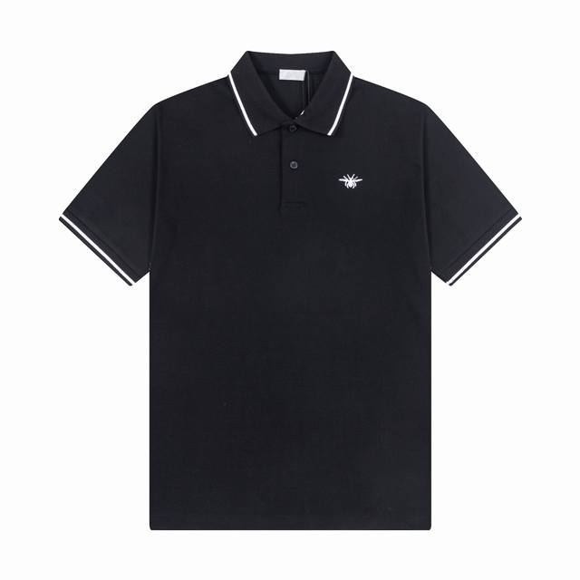 品牌：Dior 面料：纯棉珠地 克重：260 颜色：黑色 白色 尺码：M-Xxl 国际顶级设计师匠心之作 经典款 百年不衰 领口拼接色 这款黑色 Polo 衫胸