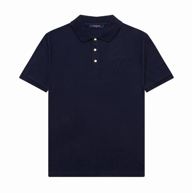 品牌：Lv 面料：纯棉 克重：190 原版定制 颜色：黑色 蓝色 尺码：M-Xxl 时尚新款 简约设计 压花车线一体设计 定制五金钮扣 镀金Logo 面料爽滑透