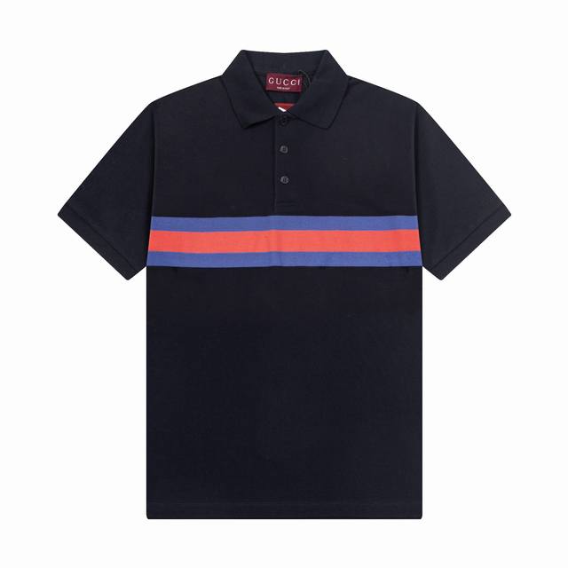 品牌：Gucci 面料：纯棉丝光珠地 克重：230克 颜色： 白黑 黑色 尺码：M-Xxl 原版定制1：1细节还原 三标Logo齐全 高端定制 饰织带珠地棉翻领
