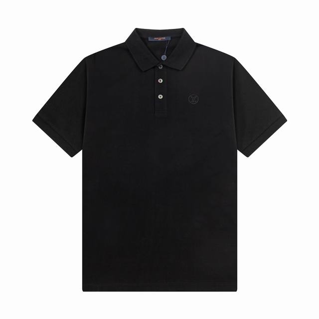 品牌：Lv 面料：纯棉丝光珠地 克重：230 颜色：黑色 白色 尺码：M-Xxl 时尚新款 简约设计 压花车线一体设计 定制五金钮扣 面料爽滑透气 舒适度极高
