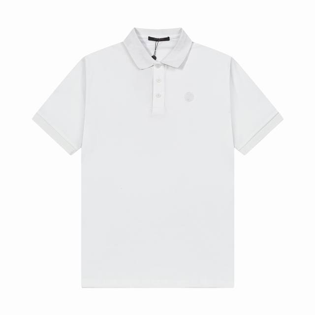 品牌：Lv 面料：纯棉丝光珠地 克重：230 颜色：黑色 白色 尺码：M-Xxl 时尚新款 简约设计 压花车线一体设计 定制五金钮扣 面料爽滑透气 舒适度极高