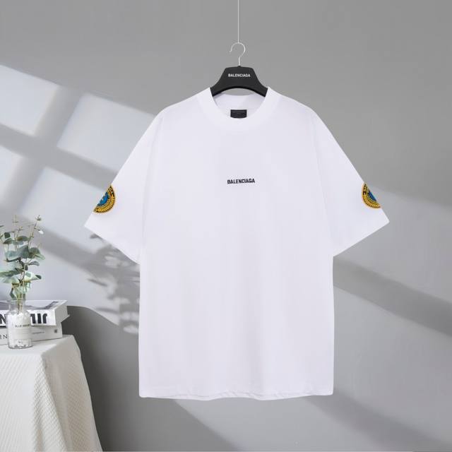 B206# 市场顶级品质 Balenciaga 巴黎世家2025Ss 曼联联名字母刺绣短袖T恤 Logo采用进口田岛刺绣工艺 市场顶级的质量 官网品质 罗纹定织