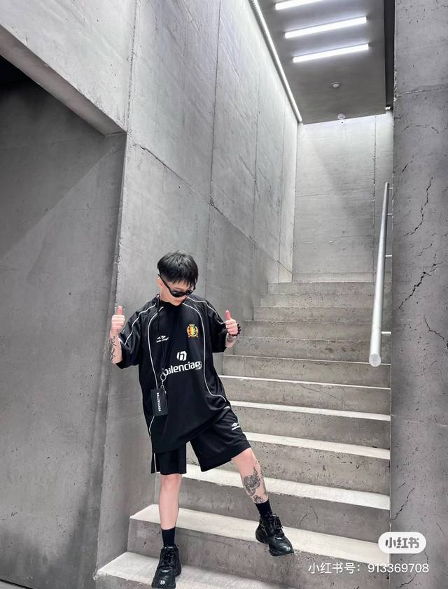 E03# 3B Sports联名款 曼联足球刺绣短袖球衣 现货 男女款 颜色：黑 红 码数：S M L