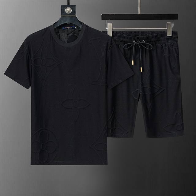 款号：8174# 2025年春夏新款男装休闲短袖套装，提花面料，款式时尚又 帅气，面料舒适，做工严谨 ，走线工整。上身效果好 码数 M-3Xl 黑色 官网同步