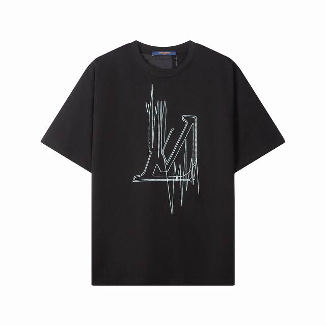 5210款，高端定制，独家最高品质版本L*家前后刺绣Logo圆领短袖T恤，采用独家定制290G原版1:1双股双纱纯棉面料，定织定染同缸无色差罗纹，定制1:1辅料