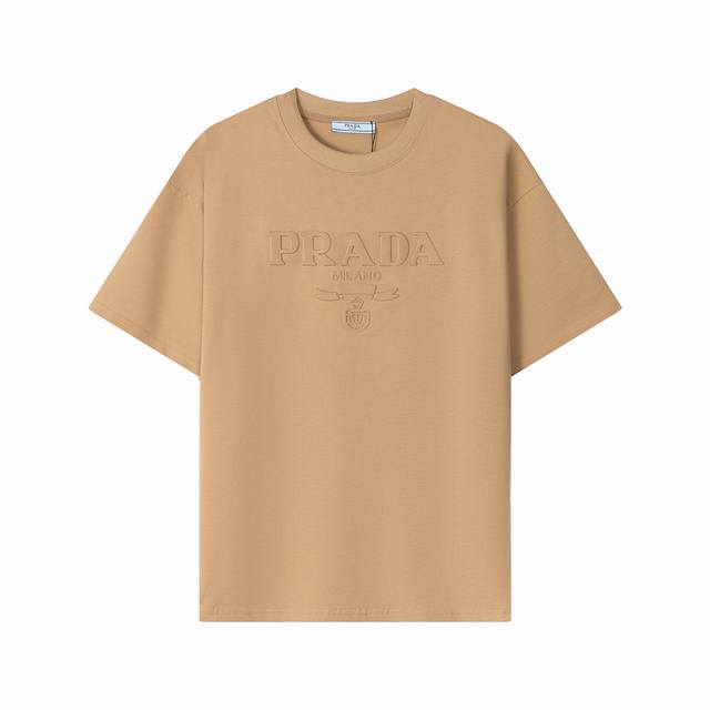 1210款，高端定制，独家最高品质版本Pra*家Logo凹凸压花圆领短袖T恤，采用独家定制290G原版1:1双股双纱纯棉面料，定织定染同缸无色差罗纹，定制1:1
