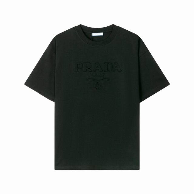 1210款，高端定制，独家最高品质版本Pra*家Logo凹凸压花圆领短袖T恤，采用独家定制290G原版1:1双股双纱纯棉面料，定织定染同缸无色差罗纹，定制1:1