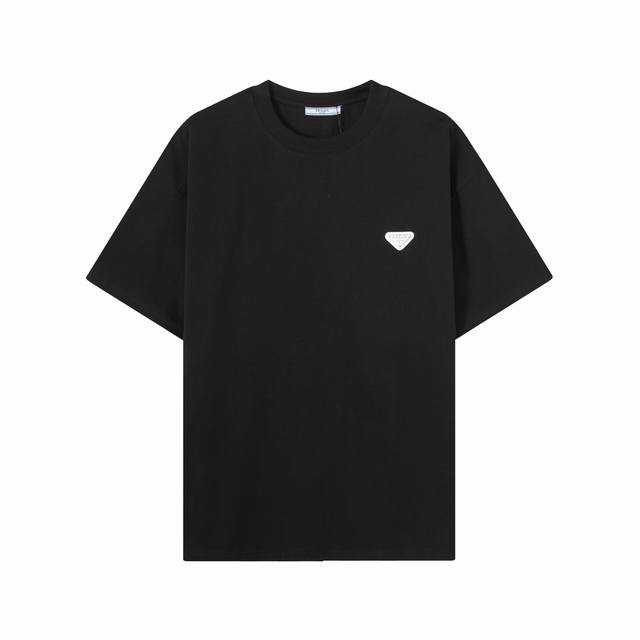 1201款，高端定制，独家最高品质版本Pra*家三角Logo圆领短袖T恤，采用独家定制290G原版1:1双股双纱纯棉面料，定织定染同缸无色差罗纹，定制1:1辅料